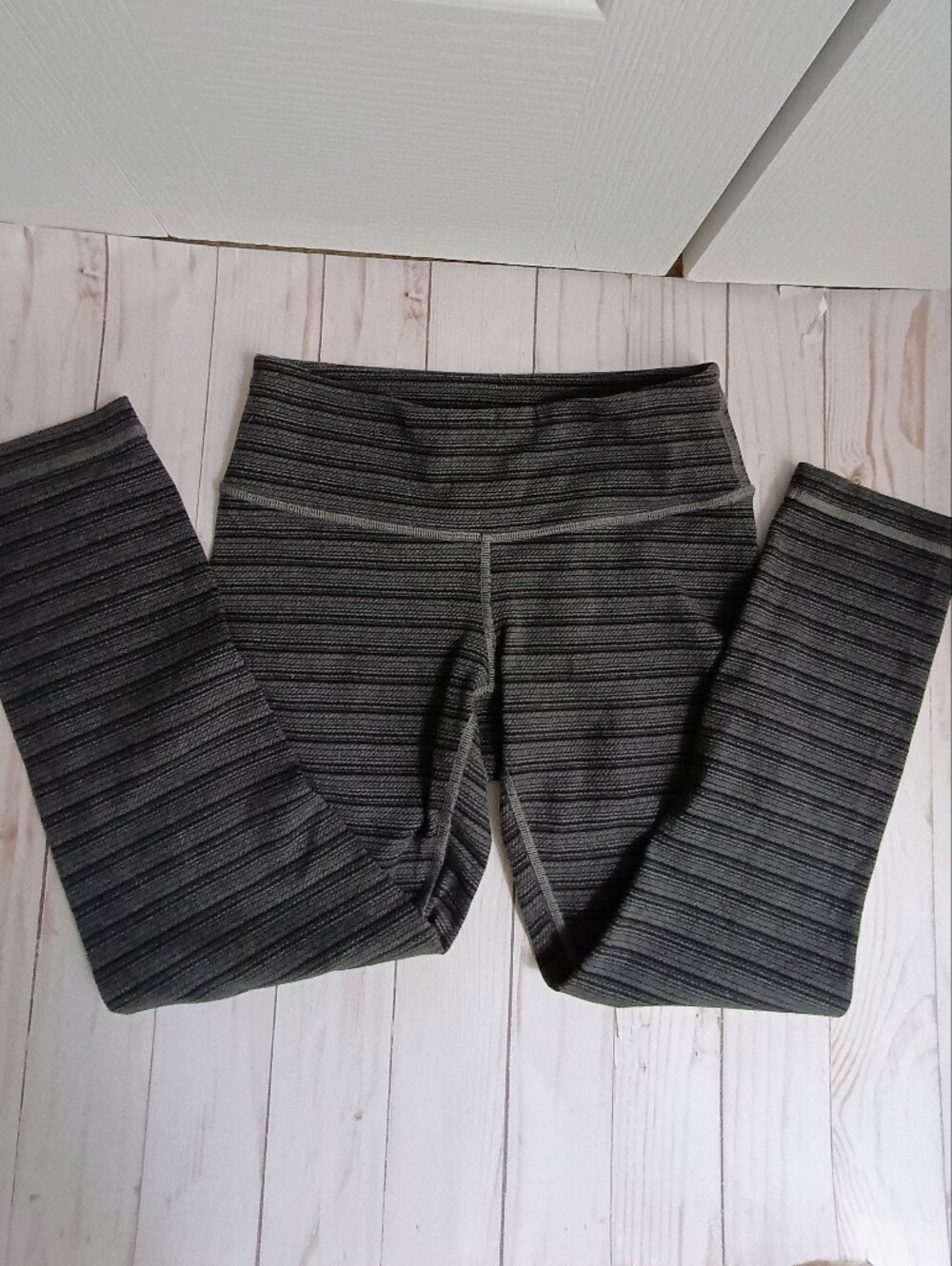 Lululemon Sz 2 Wunder Under Crop II Textured Stripe Slate Deep Coal Tight EUC